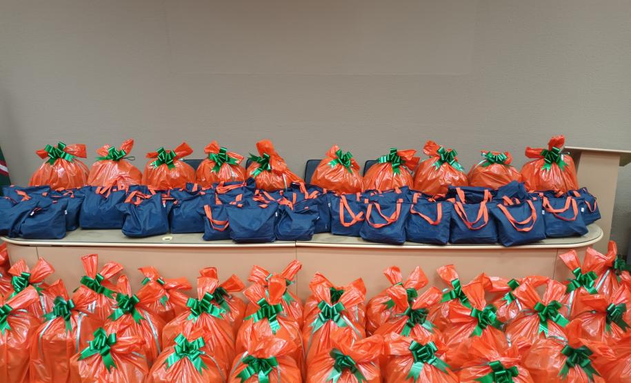 Trabalhadores terceirizados da Seab e Adapar recebem cestas de Natal