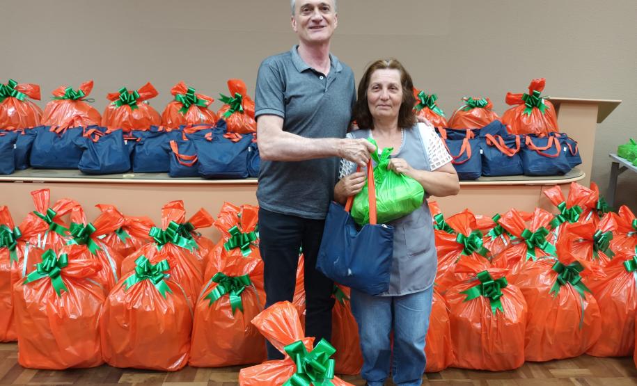 Trabalhadores terceirizados da Seab e Adapar recebem cestas de Natal