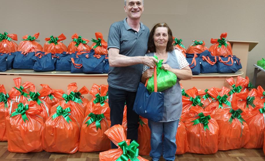 Trabalhadores terceirizados da Seab e Adapar recebem cestas de Natal