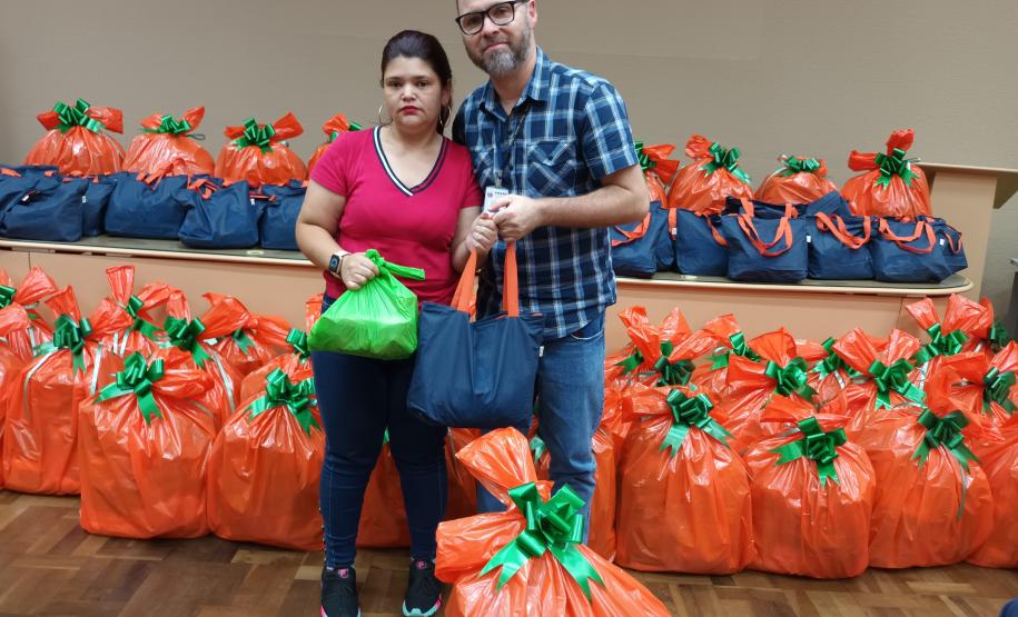 Trabalhadores terceirizados da Seab e Adapar recebem cestas de Natal