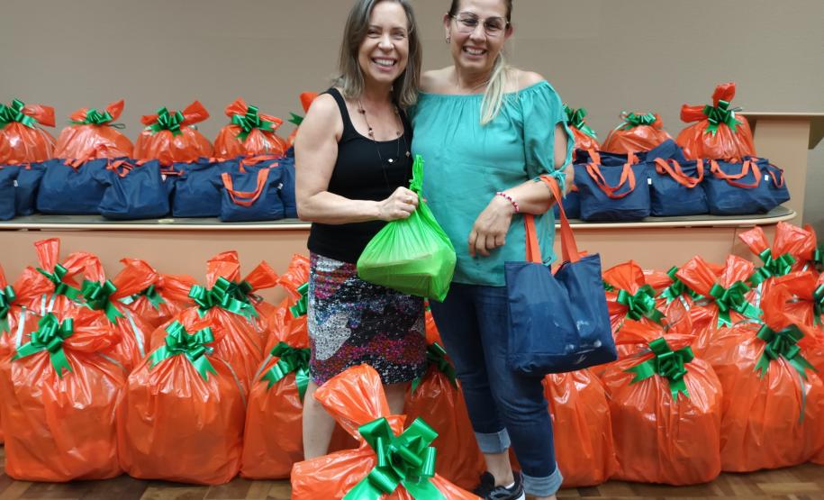 Trabalhadores terceirizados da Seab e Adapar recebem cestas de Natal