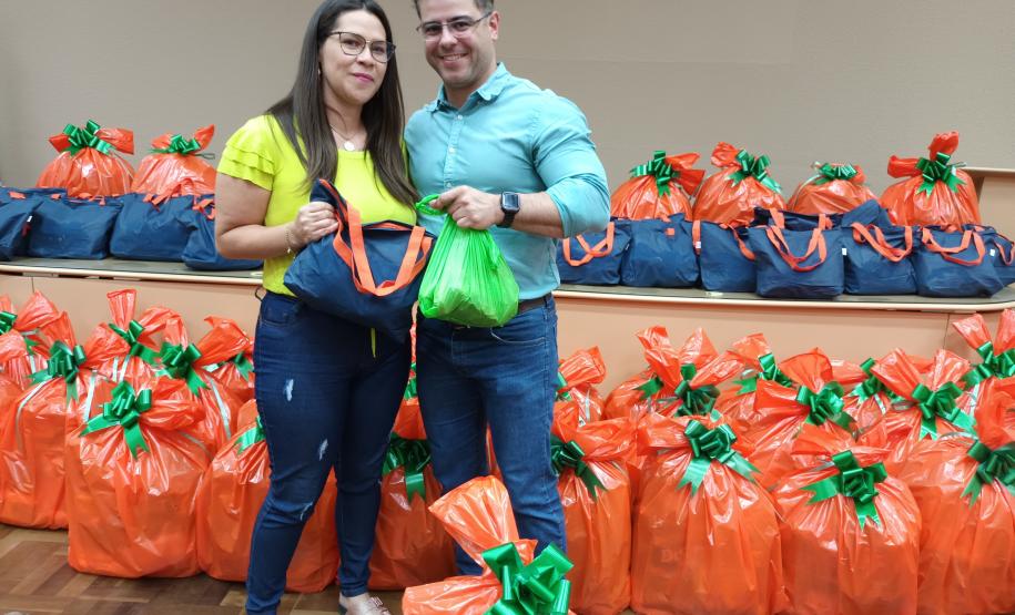 Trabalhadores terceirizados da Seab e Adapar recebem cestas de Natal