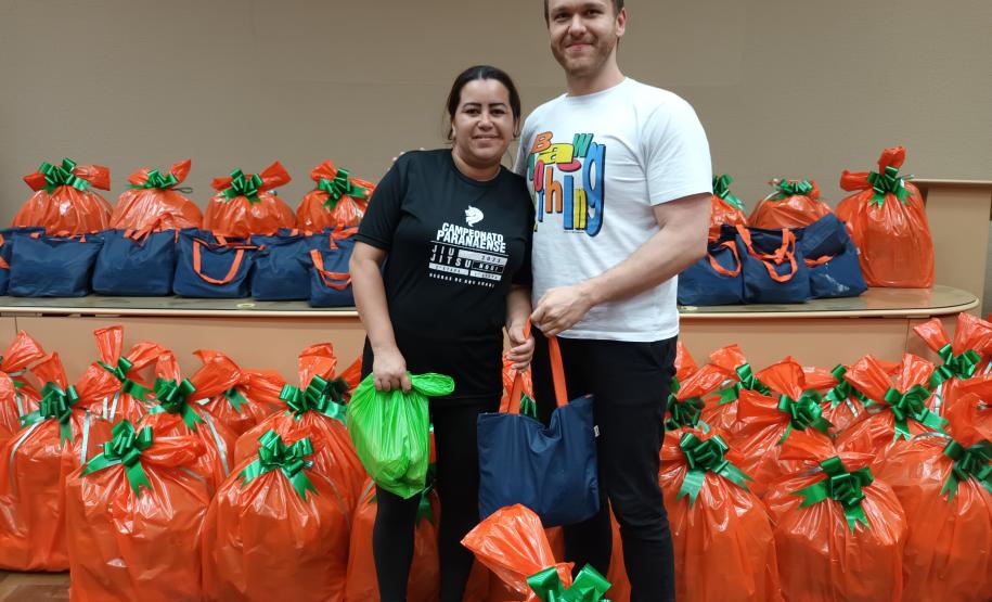 Trabalhadores terceirizados da Seab e Adapar recebem cestas de Natal