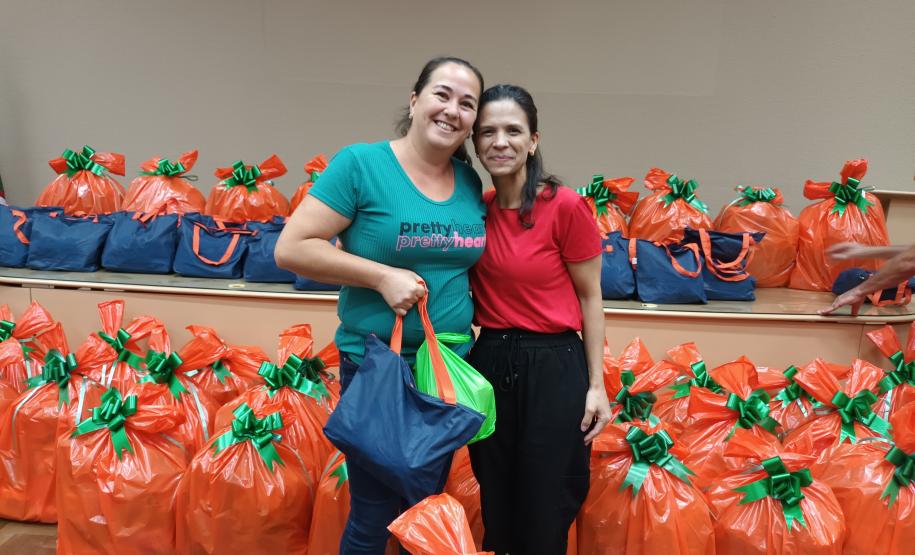 Trabalhadores terceirizados da Seab e Adapar recebem cestas de Natal