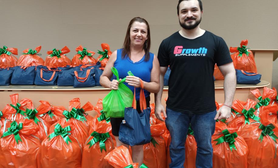 Trabalhadores terceirizados da Seab e Adapar recebem cestas de Natal