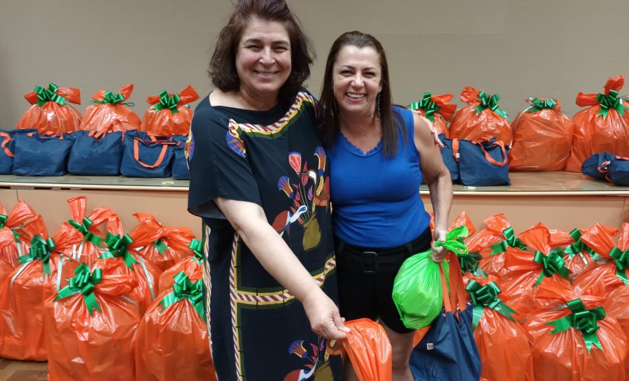 Trabalhadores terceirizados da Seab e Adapar recebem cestas de Natal