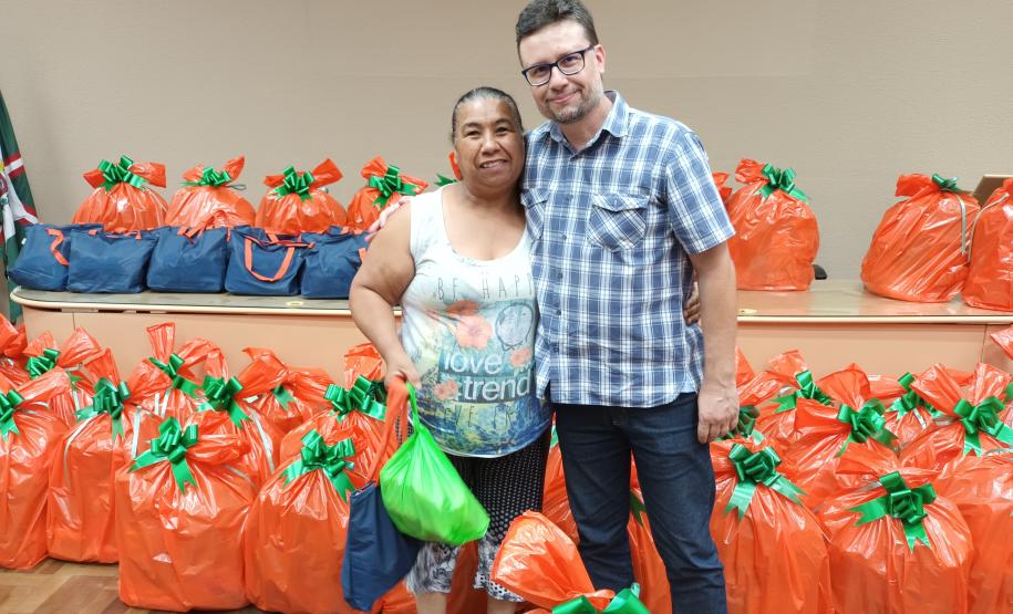 Trabalhadores terceirizados da Seab e Adapar recebem cestas de Natal