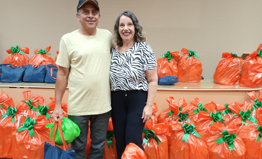 Trabalhadores terceirizados da Seab e Adapar recebem cestas de Natal