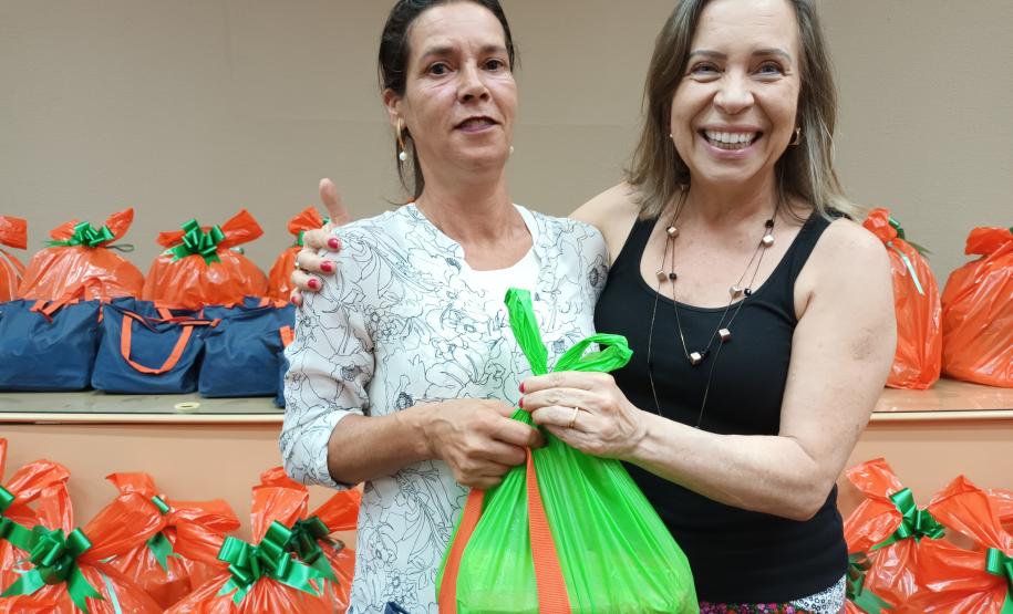 Trabalhadores terceirizados da Seab e Adapar recebem cestas de Natal