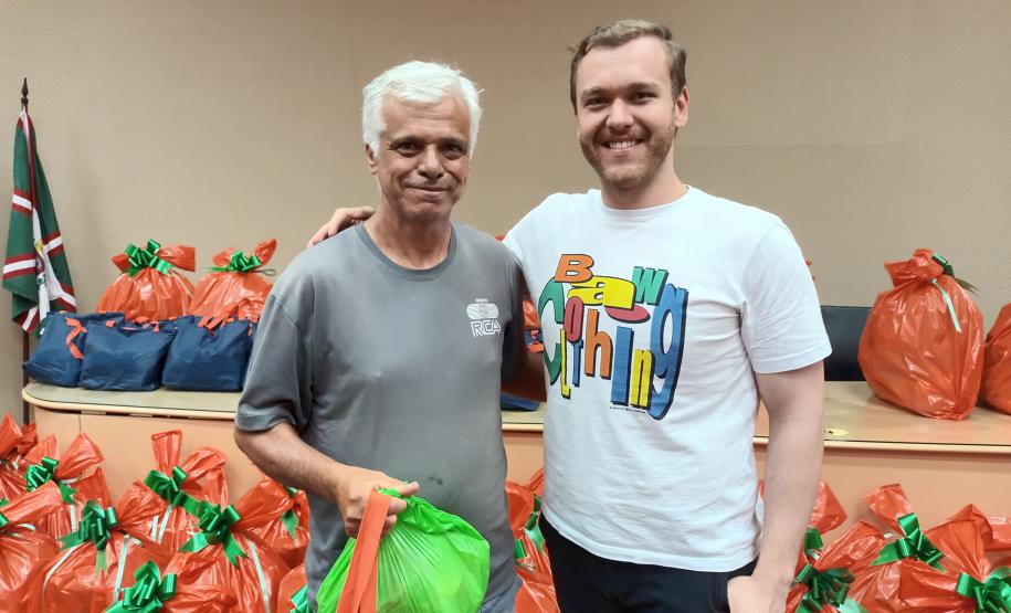 Trabalhadores terceirizados da Seab e Adapar recebem cestas de Natal