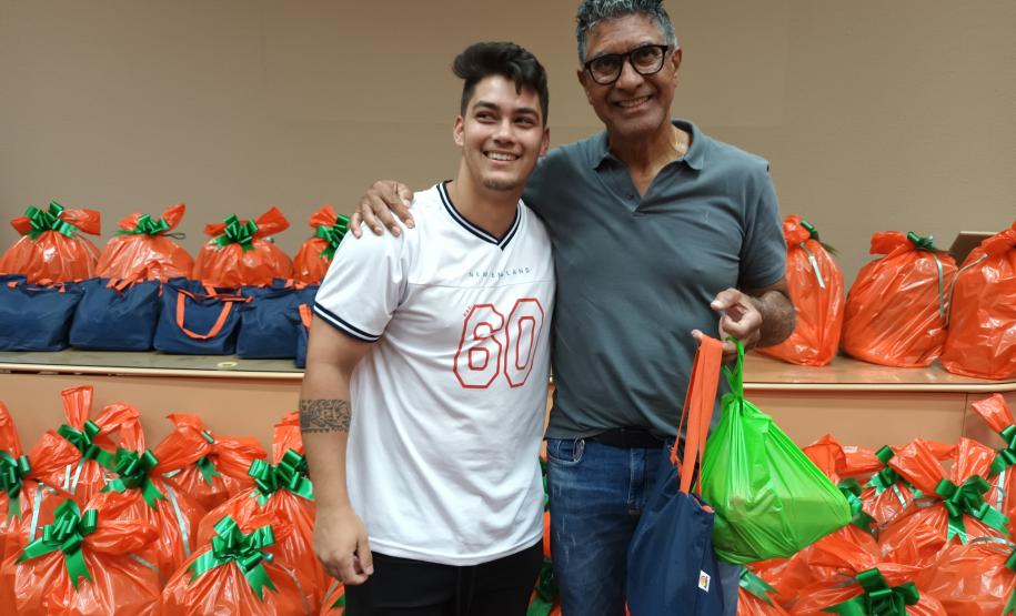 Trabalhadores terceirizados da Seab e Adapar recebem cestas de Natal