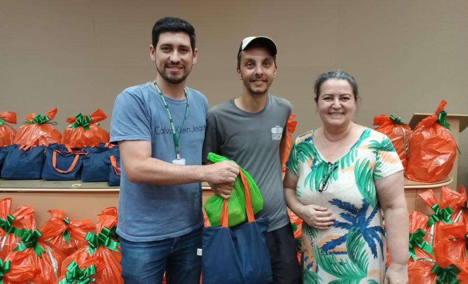 Trabalhadores terceirizados da Seab e Adapar recebem cestas de Natal