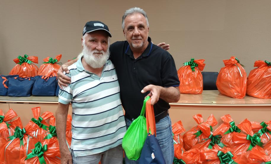 Trabalhadores terceirizados da Seab e Adapar recebem cestas de Natal