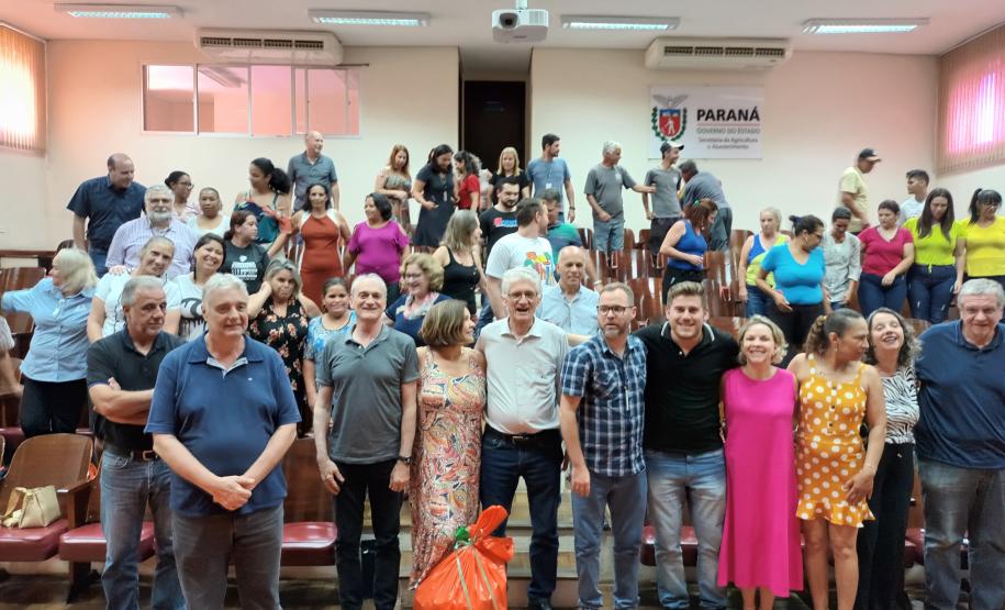 Trabalhadores terceirizados da Seab e Adapar recebem cestas de Natal