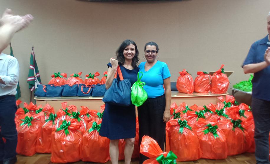 Trabalhadores terceirizados da Seab e Adapar recebem cestas de Natal