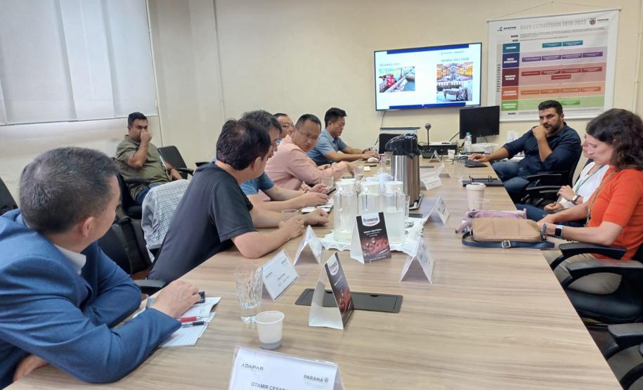 Comitiva chinesa conhece o sistema de defesa sanitária e visita frigoríficos paranaenses