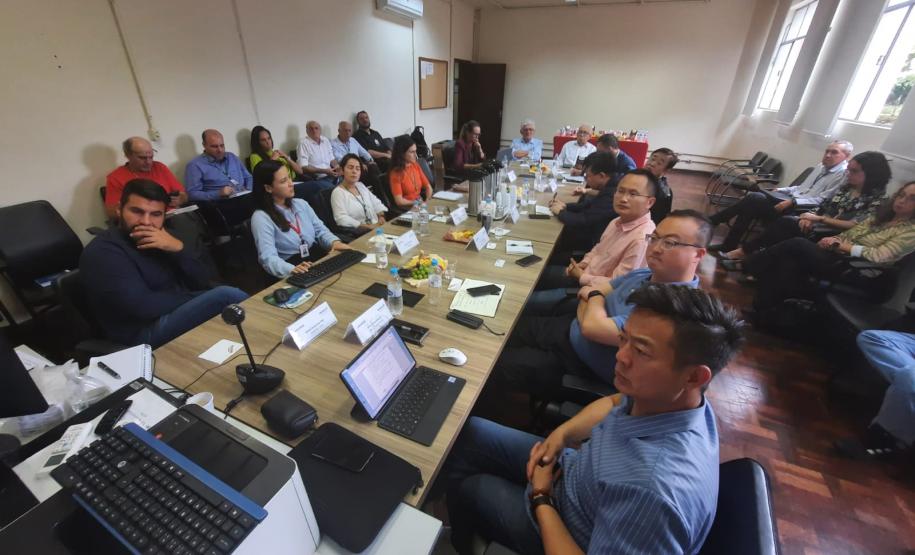 Comitiva chinesa conhece o sistema de defesa sanitária e visita frigoríficos paranaenses