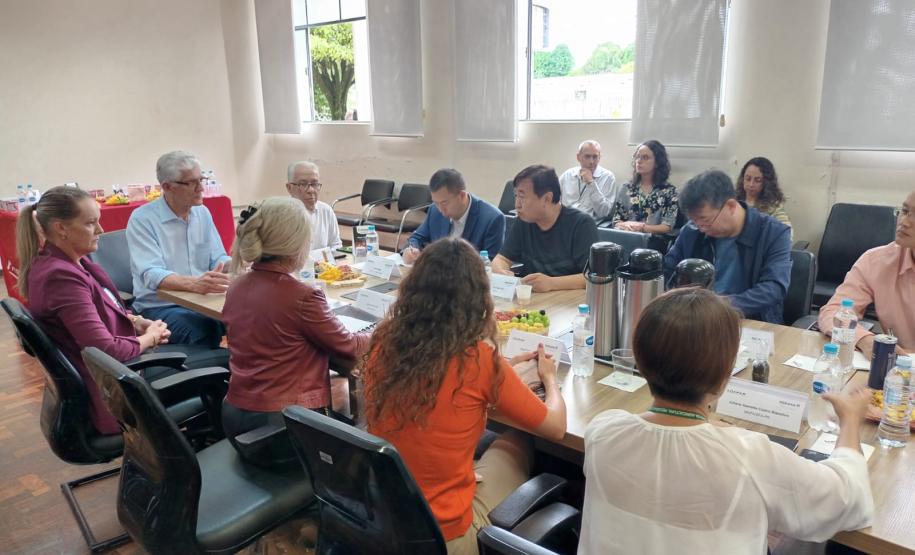Comitiva chinesa conhece o sistema de defesa sanitária e visita frigoríficos paranaenses