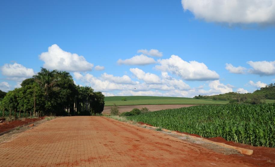 Com apoio da Seab, pavimentação em estrada rural vai garantir melhoria na trafegabilidade em Ibiporã