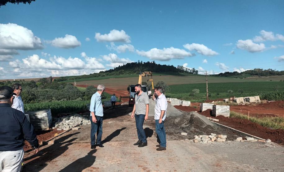 Com apoio da Seab, pavimentação em estrada rural vai garantir melhoria na trafegabilidade em Ibiporã