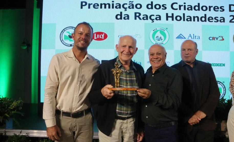 Seagri participa de premiação a produtores de leite nos Campos Gerais