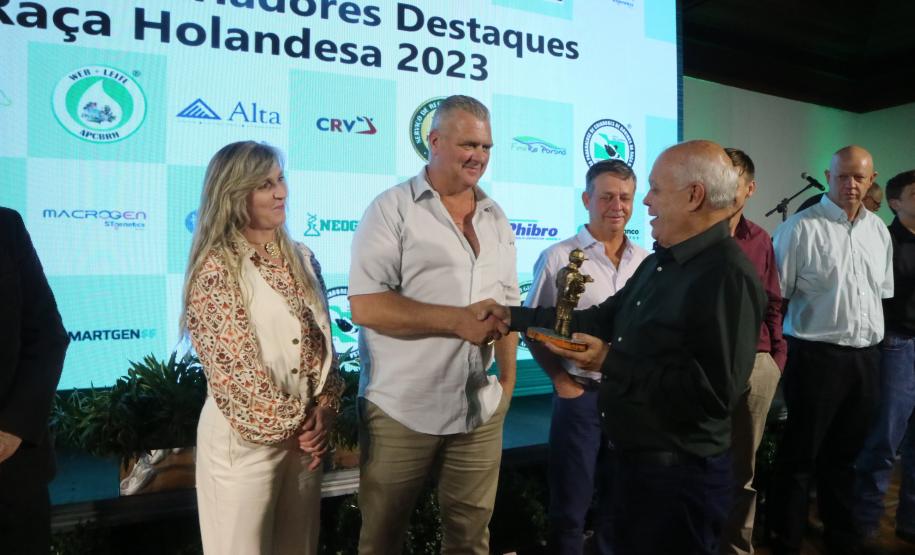 Seagri participa de premiação a produtores de leite nos Campos Gerais