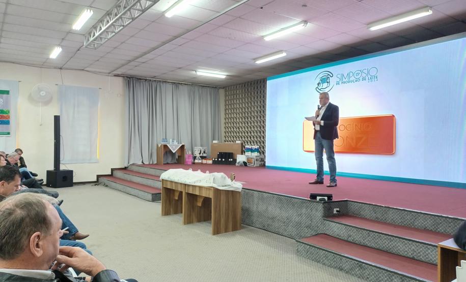 Evento em Palmeira debate tecnologia e sucessão familiar na produção de leite