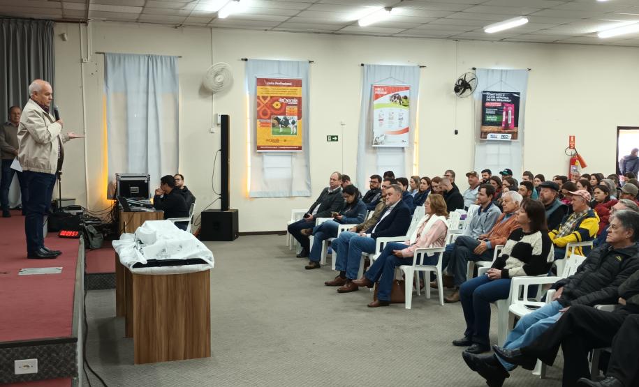 Evento em Palmeira debate tecnologia e sucessão familiar na produção de leite