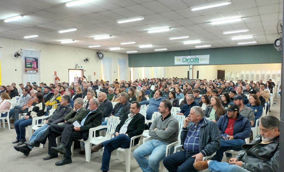 Evento em Palmeira debate tecnologia e sucessão familiar na produção de leite