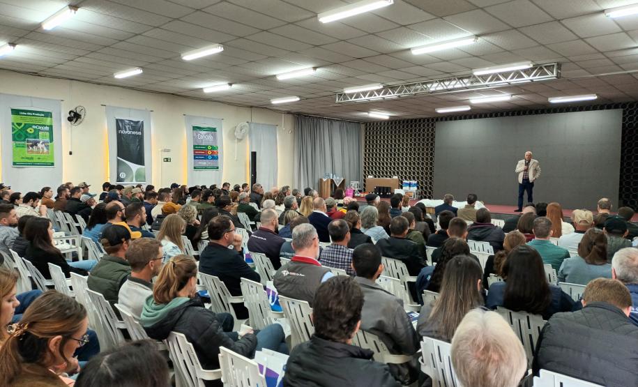 Evento em Palmeira debate tecnologia e sucessão familiar na produção de leite