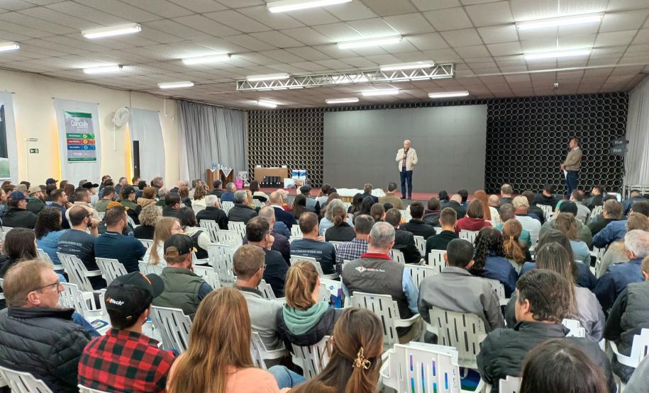 Evento em Palmeira debate tecnologia e sucessão familiar na produção de leite