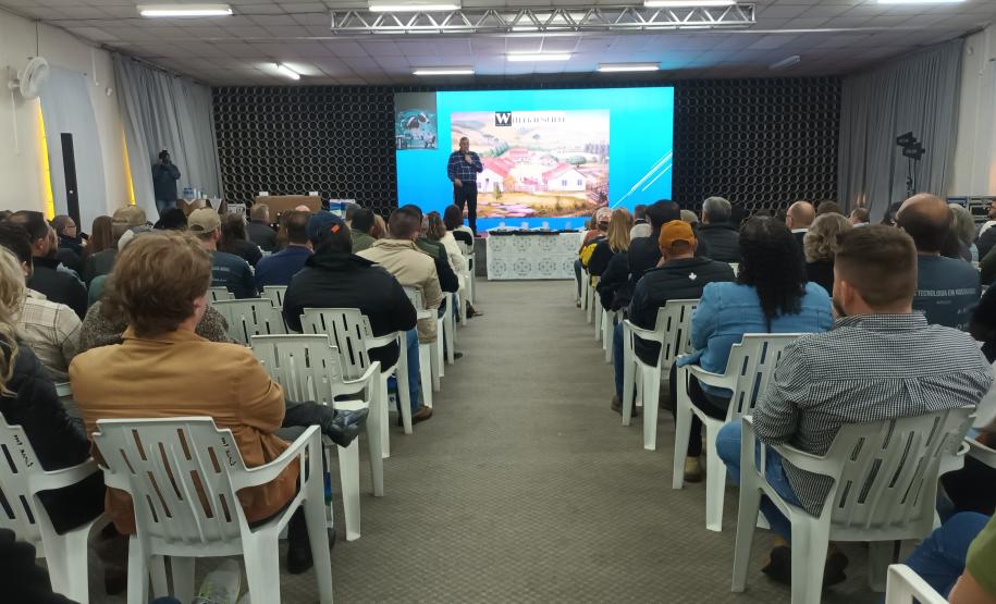 Evento em Palmeira debate tecnologia e sucessão familiar na produção de leite