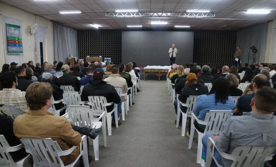 Evento em Palmeira debate tecnologia e sucessão familiar na produção de leite
