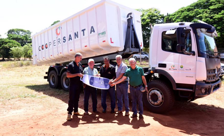 Entrega de caminhão para a Coopersanta - Divulgação