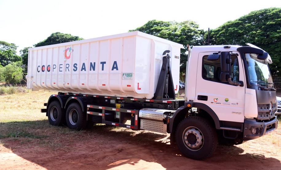 Entrega de caminhão para a Coopersanta - Divulgação