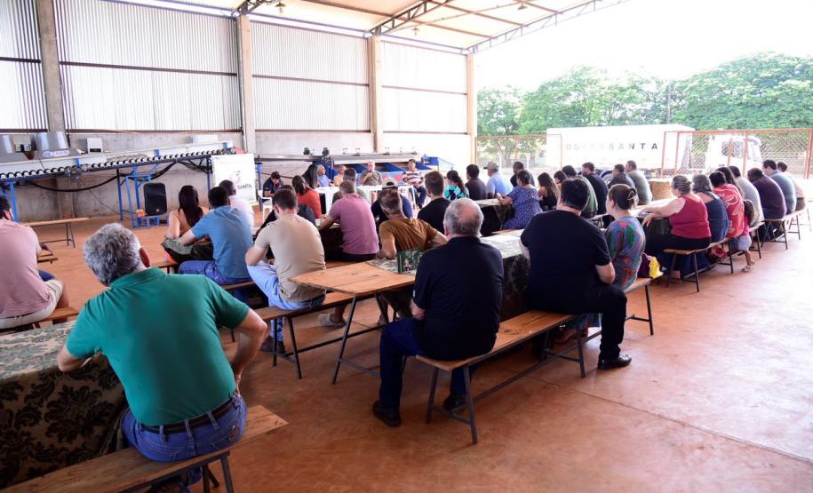 Entrega de caminhão para a Coopersanta - Divulgação