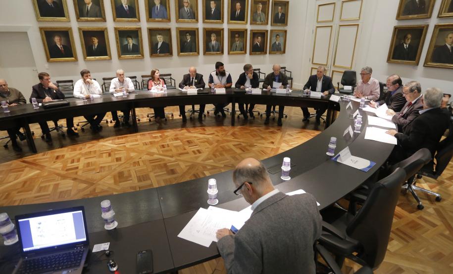 Paraná discute estratégia para se tornar área livre de aftosa sem vacinação Paraná discute estratégia para se tornar
área livre de aftosa sem vacinação