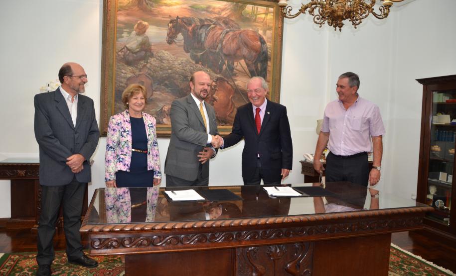 Iapar e UFPR assinam convênio que beneficiará três mil alunos