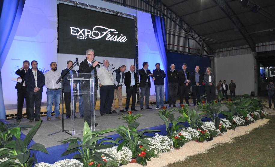 Secretário da Agricultura destaca a qualidade 
do leite paranaense  na  Expofrísia