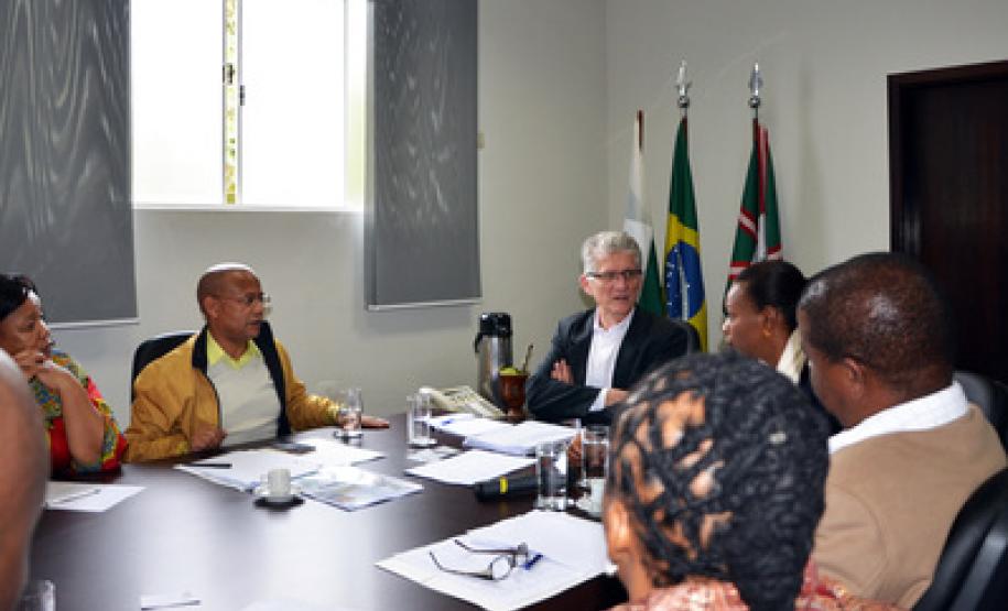 Secretário da Agricultura Norberto Ortigara recebe comitiva da África do Sul, que quer fazer parcerias na área agrícola com o Paraná