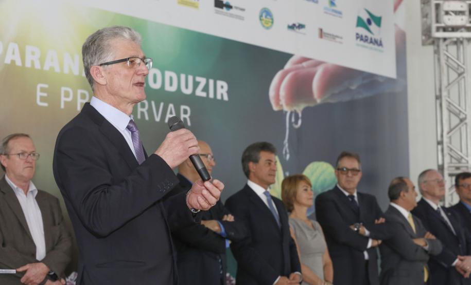 Richa anuncia novas ações de sustentabilidade ambiental Evento no Palácio Iguaçu comemorou um ano de Prosolo e o governador anunciou outras ações de sustentabilidade ambiental para o Paraná