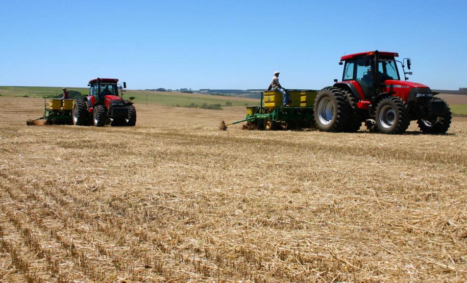 Clima seco atrasa plantio de grãos de verão As chuvas voltaram, mas o plantio da safra de grãos no Paraná está atrasado após quase 40 dias de estiagem.