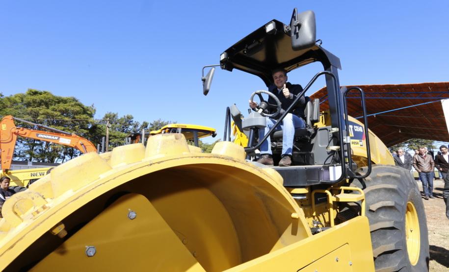 Secretaria da Agricultura e Abastecimento abre licitação para compra de conjunto de equipamentos - Patrulhas Rurais - que vão fazer obras de adequação, readequação e manutenção de estradas rurais
