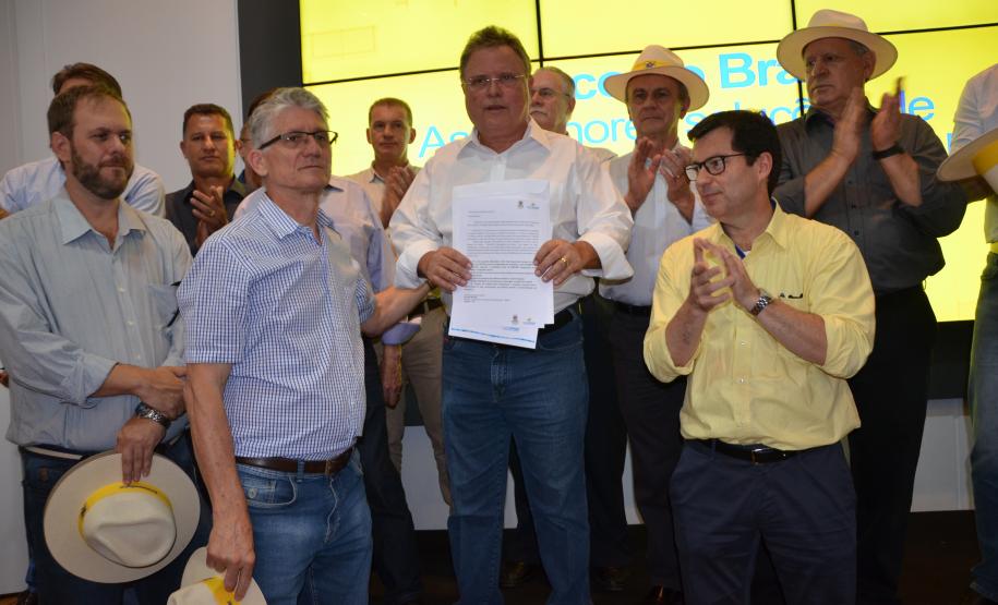 Seab e cooperativas entregam documento ao ministro Blairo Maggi, da Agricultura, com propostas do Paraná para incentivar o plantio de trigo no País