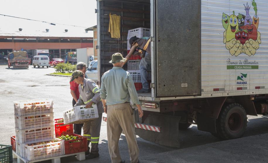 Ceasa doa hortigranjeiros para famílias atingidas pelas chuvas Banco de Alimentos da Ceasa-PR recebe e doa alimentos para atingidos da enchente que ocorreu em Curitiba no último sábado
