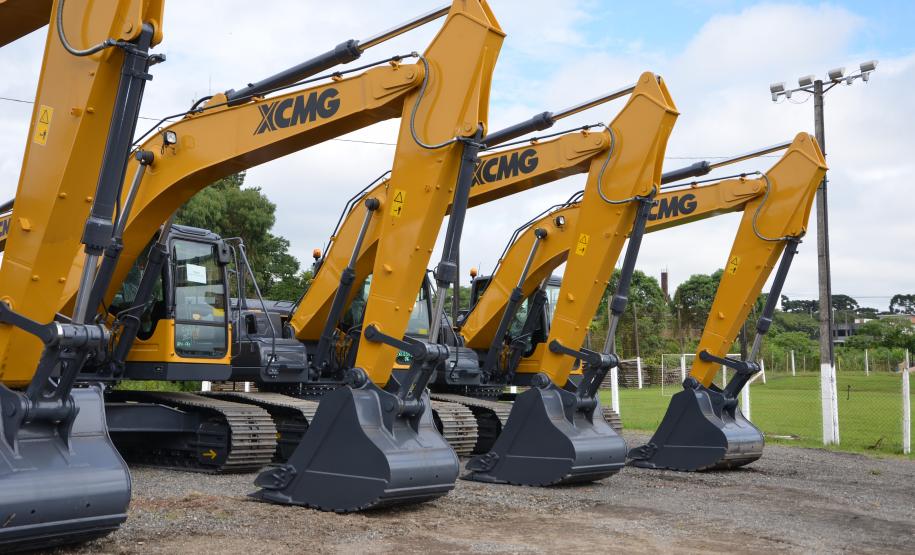 Vice governadora entrega maquinas para manutenção de estradas rurais