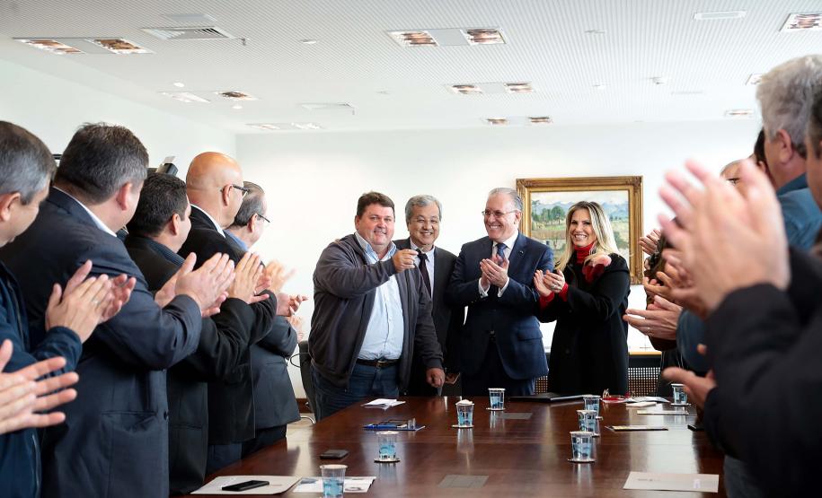 Novos veículos vão facilitar escoamento da agricultura familiar Os carros servirão de apoio à logística e à comercialização de alimentos adquiridos pelo Programa de Aquisição de Alimentos (PAA), que atende os agricultores familiares.