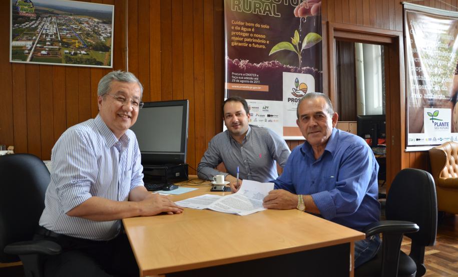 Santa Maria do Oeste assina convênio para receber recursos para estradas rurais