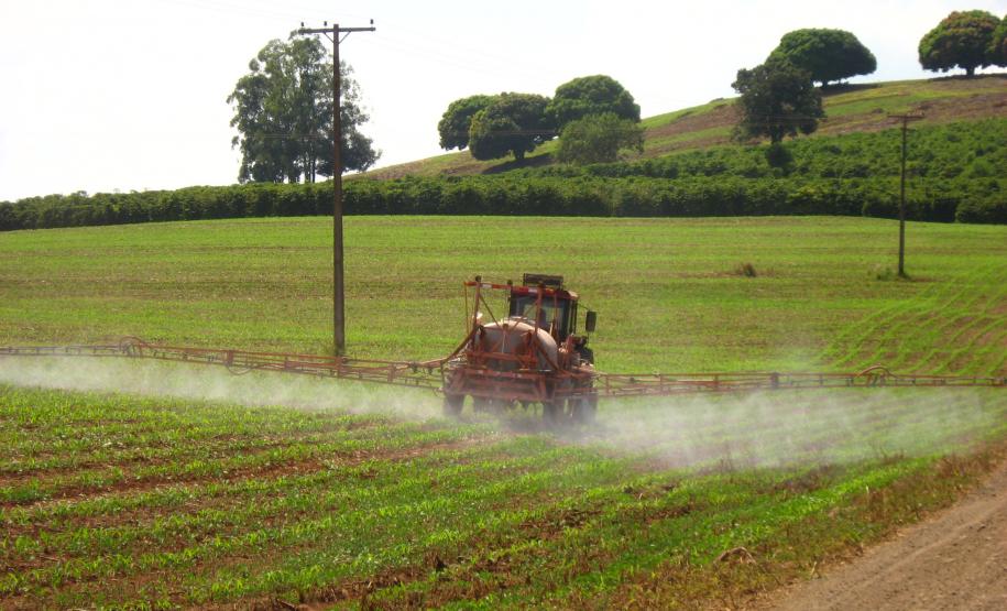 Desde 2013, o Paraná conta com o SIAGRO, sistema pioneiro que faz o acompanhamento da aplicação de defensivos nas lavouras paranaenses. O serviço de fiscalização tem demonstrado que a produção agrícola estadual usa menos defensivos que culturas vindas de outras regiões do País.