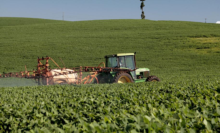 Adapar reafirma trabalho de fiscalização do uso de agrotóxicos A revogação da Resolução SEIN nº 22 de 1985 representa uma atualização de normas de proteção ambiental e para uso de agrotóxicos, e não interfere no trabalho de fiscalização que compete à Agência de Defesa Agropecuária do Paraná (Adapar), entidade vinculada à Secretaria de Estado da Agricultura e do Abastecimento